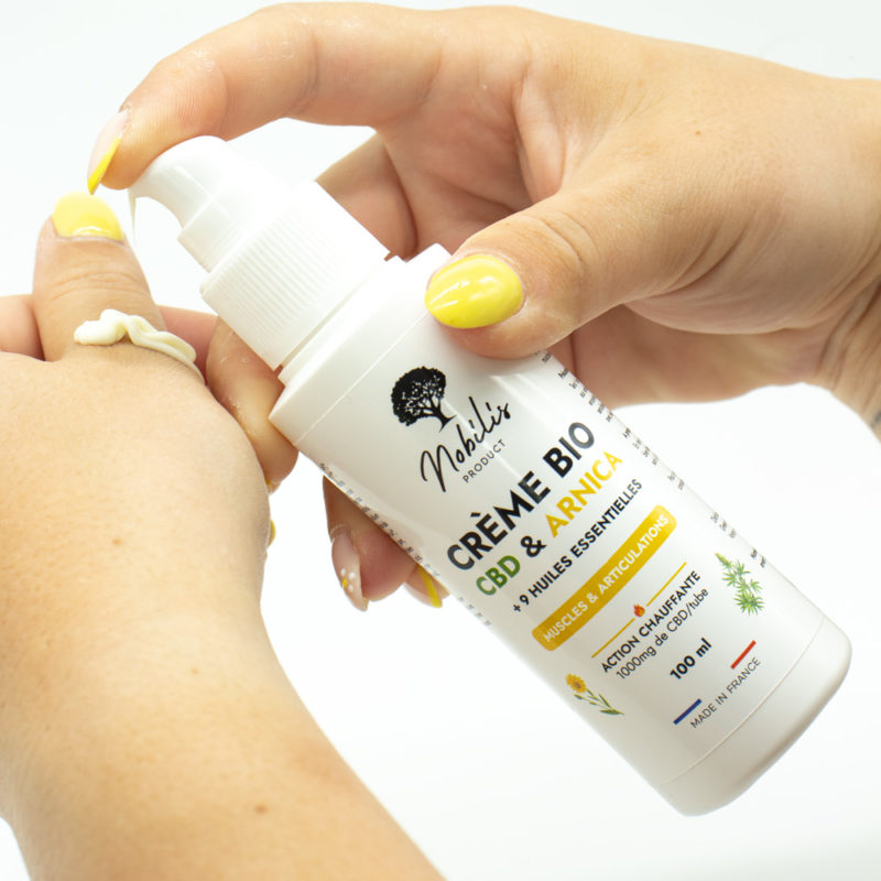 Crème CBD Arnica sur main